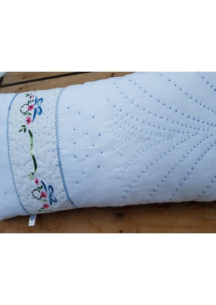 38X65 cm Deniz Mavisi Çiçek Işlemeli Beyaz Keten El Işi Yastık