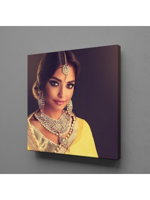 Technopa Sarı Elbiseli Hintli Kadın 40X40CM