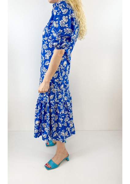 Mavi Üstü Beyaz Çiçek Desenli Elbise fırsatları