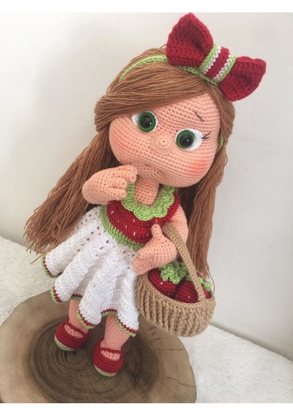 Mia Çilek Kız Amigurumi Organik Oyuncak