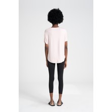 Yuvarlak Yaka, Akıcı ve Rahat %100 Viskon Kadın Tişört, Arkası Uzun, Rahat Fit, Pembe Tshirt