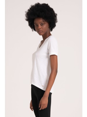 Newces %100 Keten V Yaka Kadın Tişört, Logo Detaylı Ekru Renk Tshirt