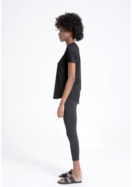 Yuvarlak Yaka %100 Pamuk Kadın Tişört, Arkası Uzun Normal Fit Tsihrt Siyah fırsatları