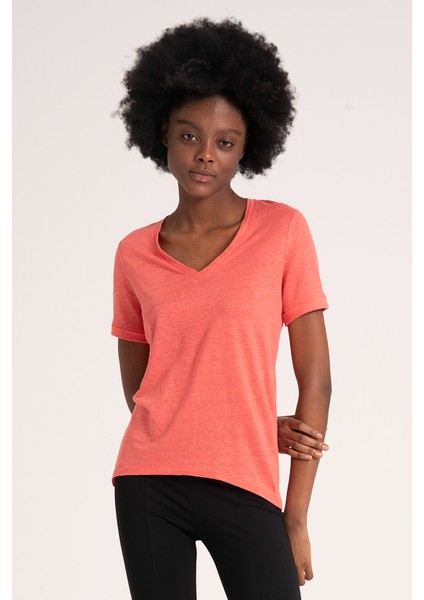 %100 Keten V Yaka Kadın Tişört, Logo Detaylı Coral Renk Tshirt