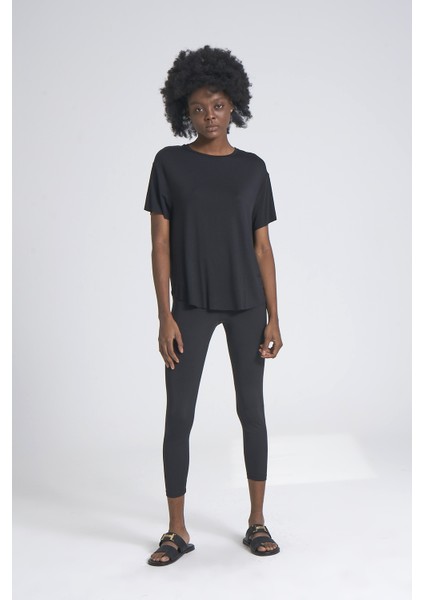 Yuvarlak Yaka, Akıcı ve Rahat %100 Viskon Kadın Tişört, Arkası Uzun, Rahat Fit, Siyah Tshirt