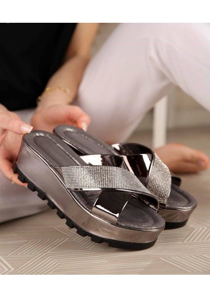 Alissa Taşlı Çapraz Kemer Platform Taban Kadın Terlik fırsatları