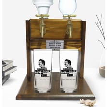 BK Kişiye Özel Renkli Baskılı Hangimiz Sevmedik Çılgınlar Gibi Silüet Tasarımlı Ikili Rakı Bardağı ve Çift Musluklu Doğal Ahşap Rakı Standı-3