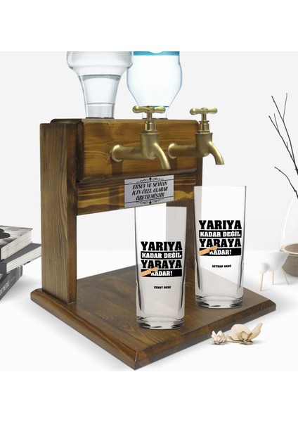 Kişiye Özel Renkli Baskılı Yarıya Kadar Değil Yaraya Kadar Tasarımlı Ikili Rakı Bardağı ve Çift Musluklu Doğal Ahşap Rakı Standı-2 fiyatları
