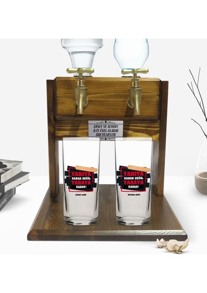 Kişiye Özel Renkli Baskılı Yarıya Kadar Değil Yaraya Kadar Tasarımlı Ikili Rakı Bardağı ve Çift Musluklu Doğal Ahşap Rakı Standı-4