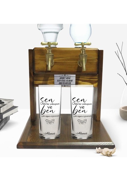 Kişiye Özel Renkli Baskılı Dik Bir Yokuşsun Tasarımlı Ikili Rakı Bardağı ve Çift Musluklu Doğal Ahşap Rakı Standı-1
