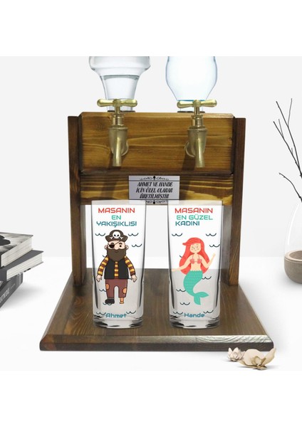 Kişiye Özel Renkli Baskılı Masanın En Yakışıklısı - En Güzel Kadını Tasarımlı Ikili Rakı Bardağı ve Çift Musluklu Doğal Ahşap Rakı Standı-1