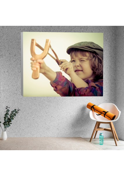 Oyuncak Sapan Oynayan Çocuk Kanvas Tablo